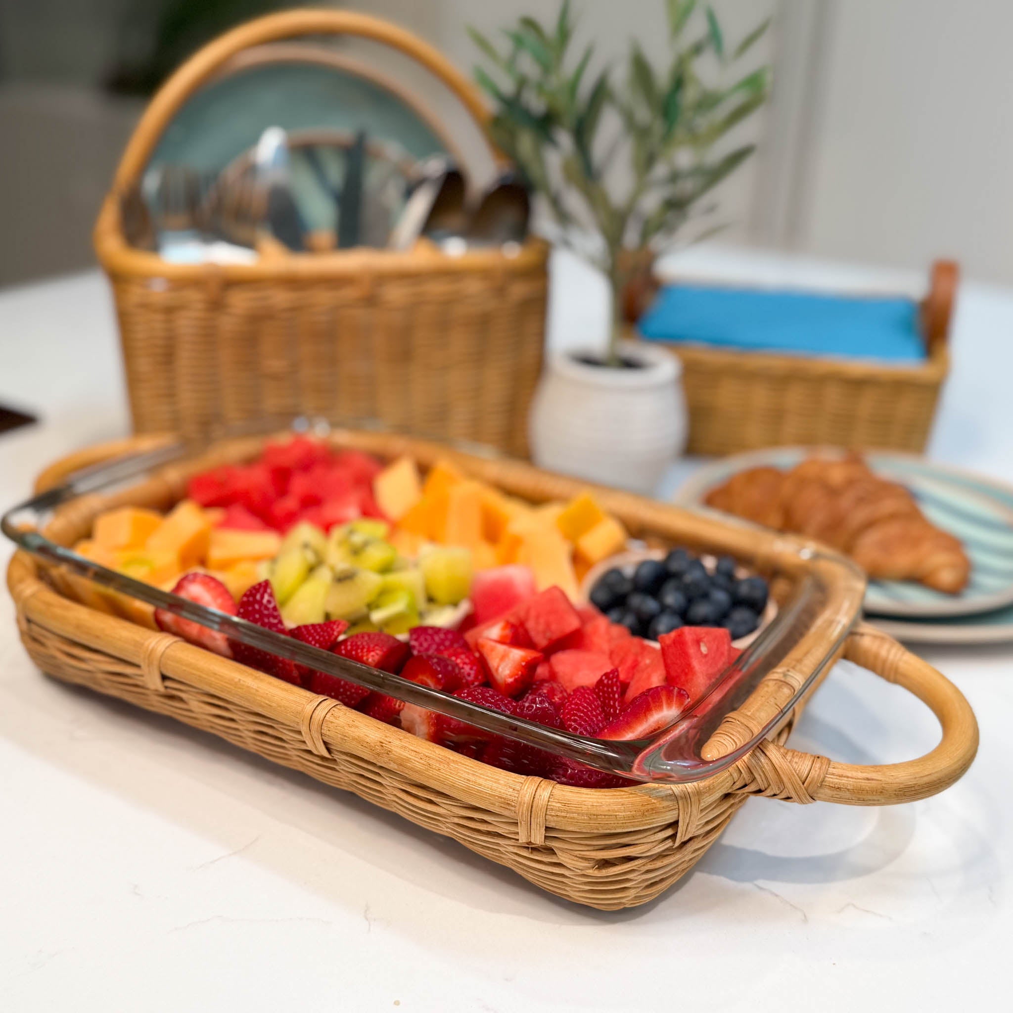 Wicker Casserole Basket in Sandstone for a 3 qt glass dish. Can be used with a hot or cold Pyrex or OXO-brand casserole dish.